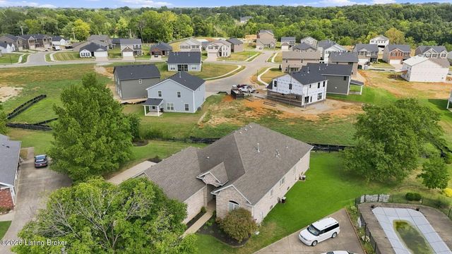 8006 Hall Farm Dr, Louisville, KY 40291