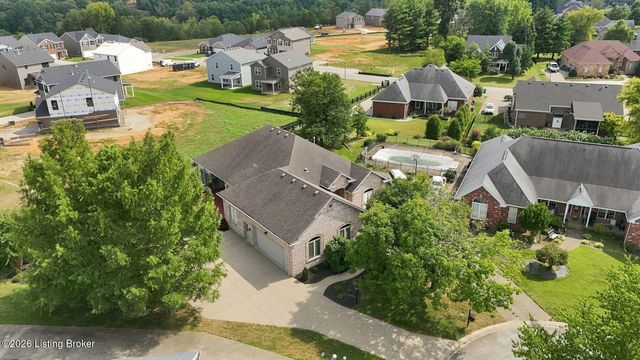 8006 Hall Farm Dr, Louisville, KY 40291