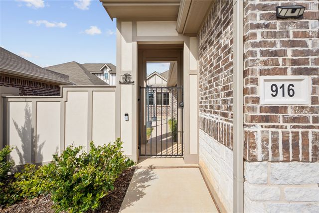 916 Crockett Street, Aubrey, TX 76227