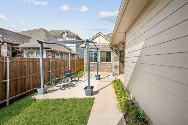 916 Crockett Street, Aubrey, TX 76227