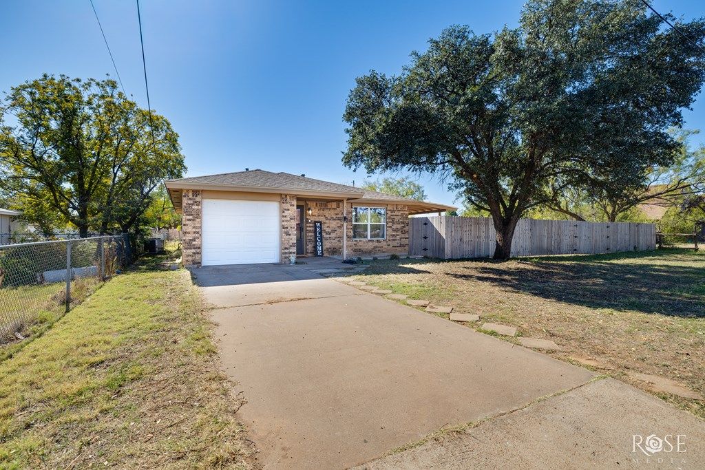 Image 3 of property listing at 713 E 46th St, San Angelo, TX 76903
