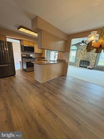 111 SANDHURST DR, Mount Laurel, NJ 08054