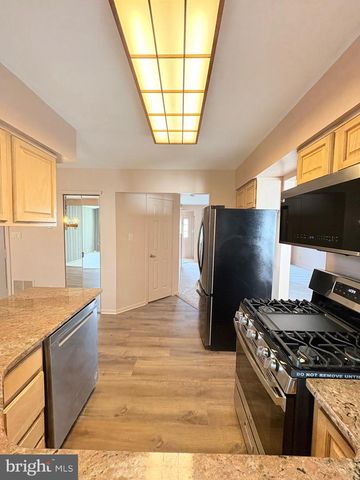 111 SANDHURST DR, Mount Laurel, NJ 08054