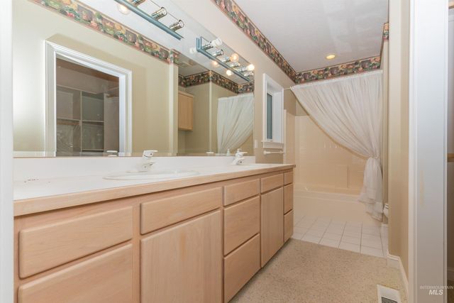 8864 Rim Rd, Nampa, ID 83686