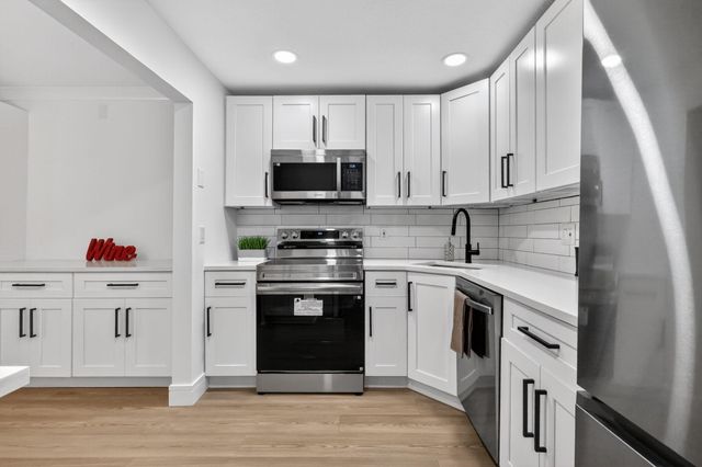 211 Pine Hov Circle D-1, Greenacres, FL 33463