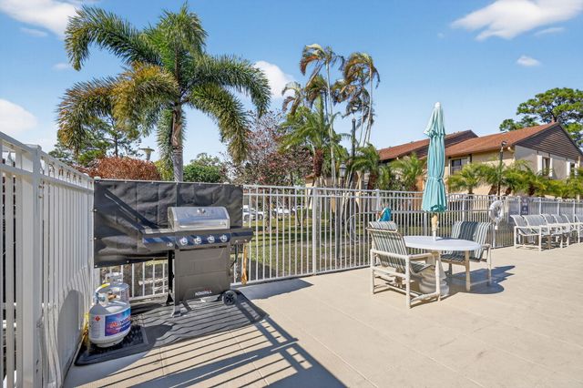 211 Pine Hov Circle D-1, Greenacres, FL 33463