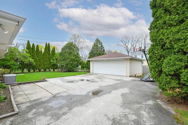 7654 Seneca ROAD, Fox Point, WI 53217