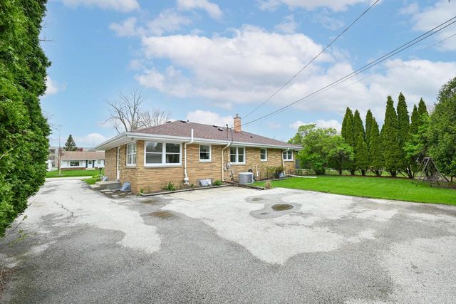 7654 Seneca ROAD, Fox Point, WI 53217