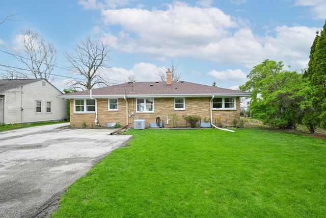 7654 Seneca ROAD, Fox Point, WI 53217