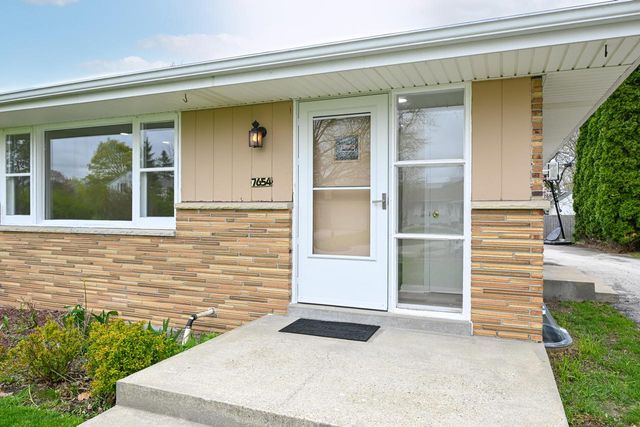 7654 Seneca ROAD, Fox Point, WI 53217