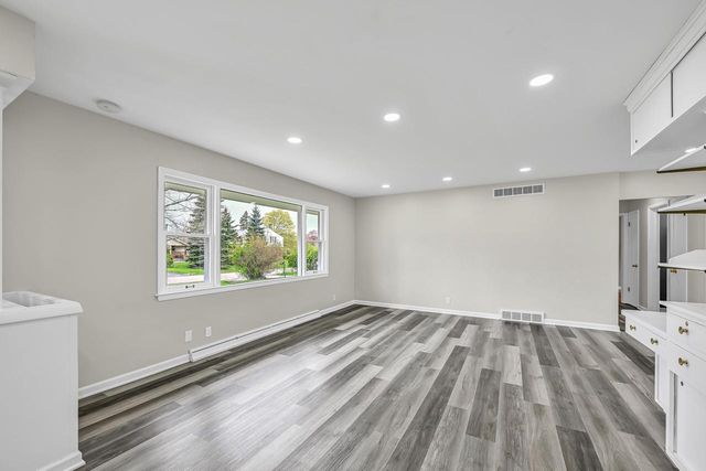 7654 Seneca ROAD, Fox Point, WI 53217