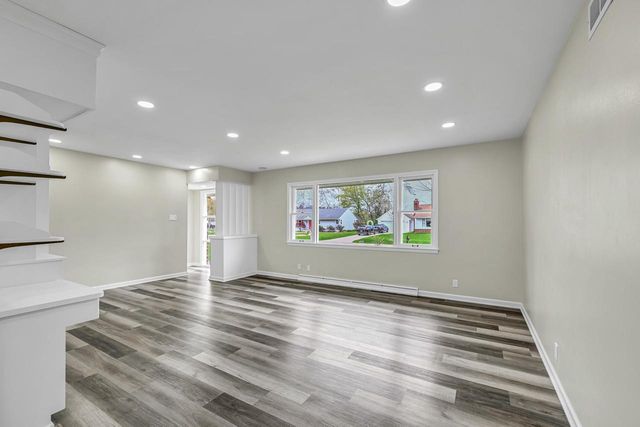 7654 Seneca ROAD, Fox Point, WI 53217