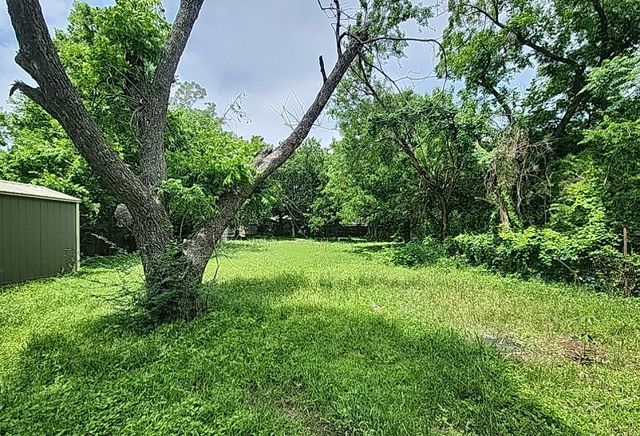 218 S Buffalo Avenue, Cleburne, TX 76033