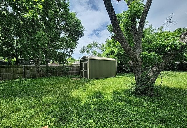 218 S Buffalo Avenue, Cleburne, TX 76033