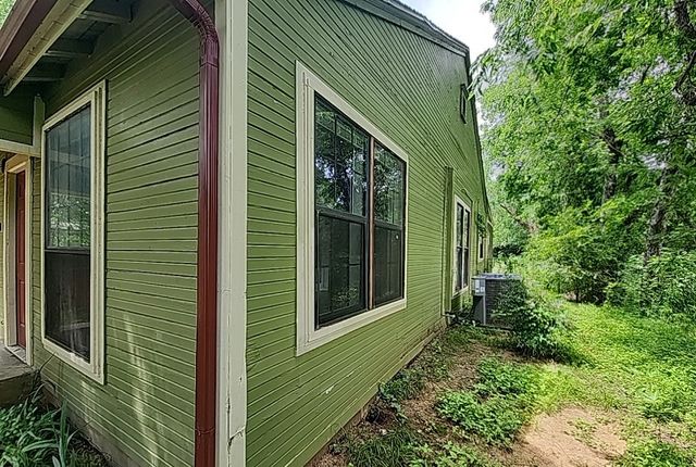 218 S Buffalo Avenue, Cleburne, TX 76033