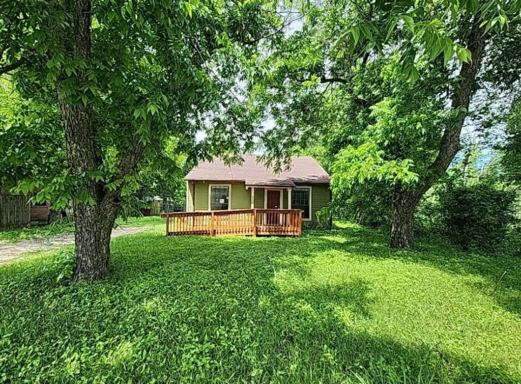 218 S Buffalo Avenue, Cleburne, TX 76033