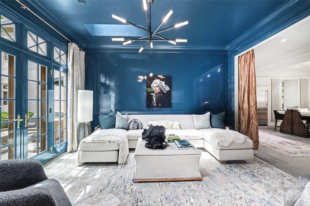2301 Queens Road E, Charlotte, NC 28207