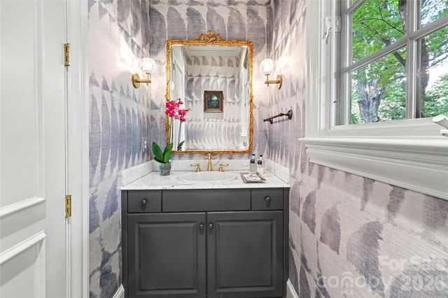 2301 Queens Road E, Charlotte, NC 28207