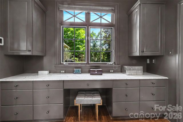 2301 Queens Road E, Charlotte, NC 28207