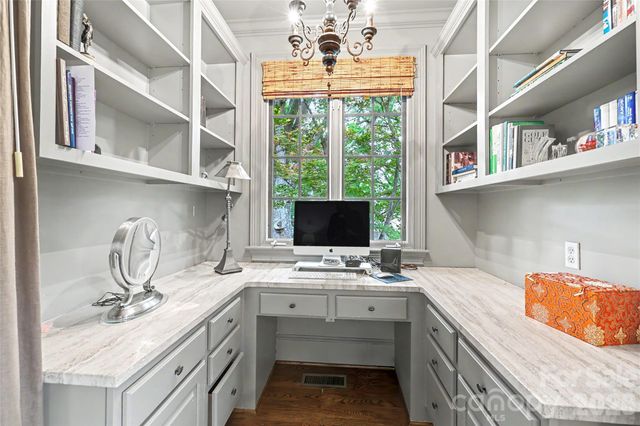 2301 Queens Road E, Charlotte, NC 28207