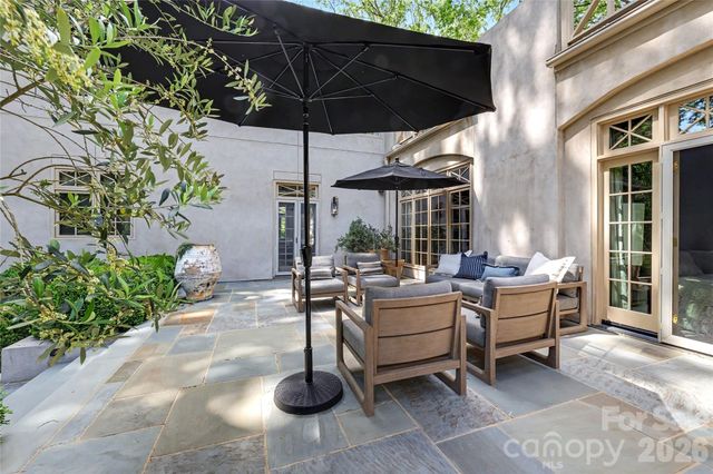 2301 Queens Road E, Charlotte, NC 28207