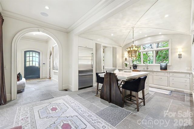 2301 Queens Road E, Charlotte, NC 28207