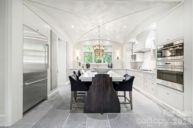 2301 Queens Road E, Charlotte, NC 28207