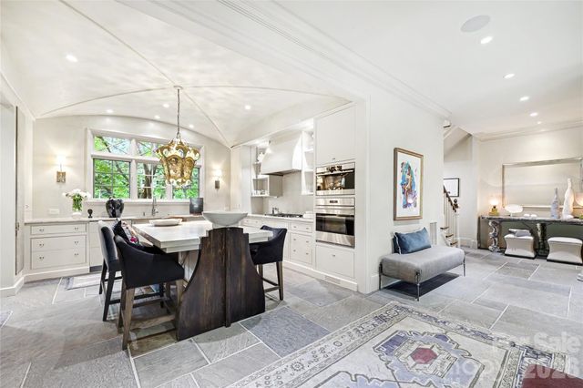 2301 Queens Road E, Charlotte, NC 28207