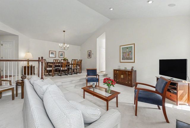 27 Gleneagle Drive, Bedford, NH 03110
