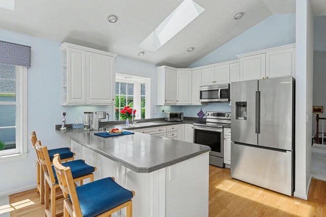 27 Gleneagle Drive, Bedford, NH 03110