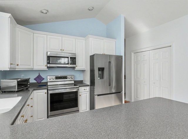 27 Gleneagle Drive, Bedford, NH 03110