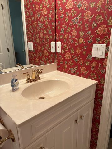 27 Gleneagle Drive, Bedford, NH 03110