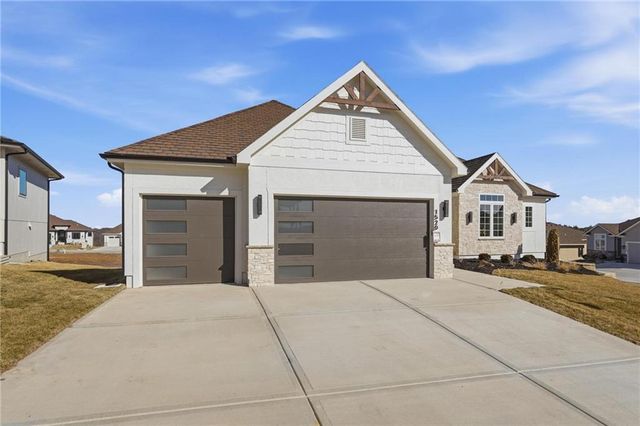 1520 NE Stewart Place, Lee's Summit, MO 64064