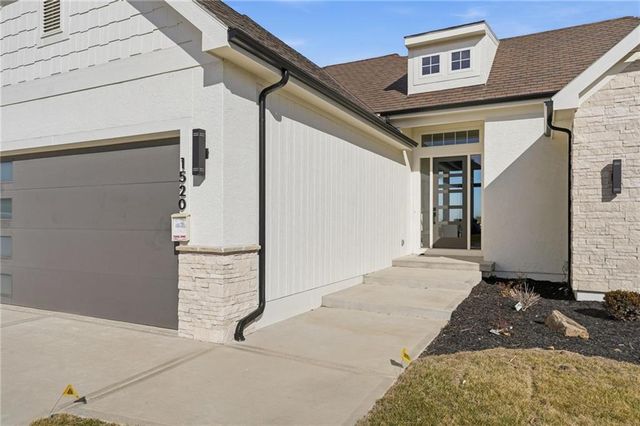 1520 NE Stewart Place, Lee's Summit, MO 64064