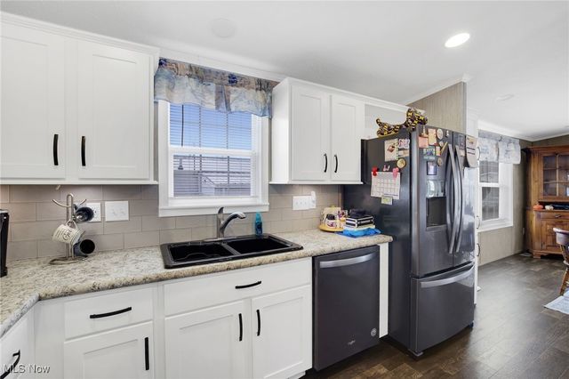 32 C Street SW, Navarre, OH 44662