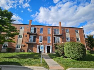 125 W Elk Trail 124, Carol Stream, IL 60188