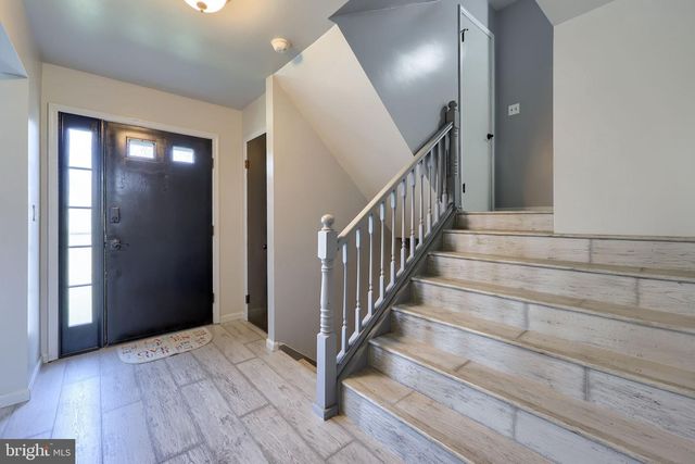 95 VILLAGE RD, Etters, PA 17319