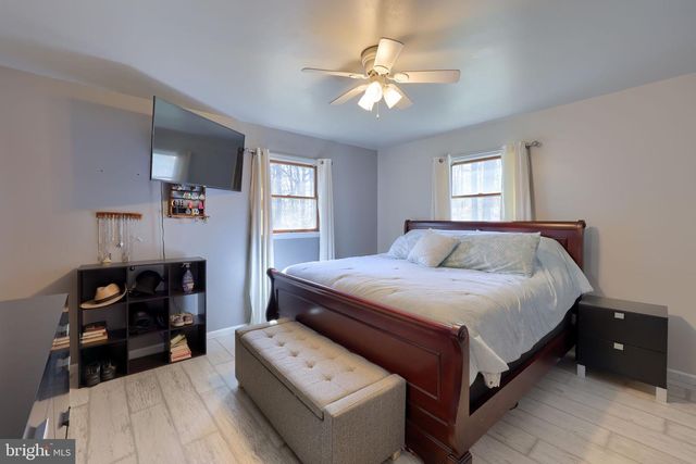 95 VILLAGE RD, Etters, PA 17319