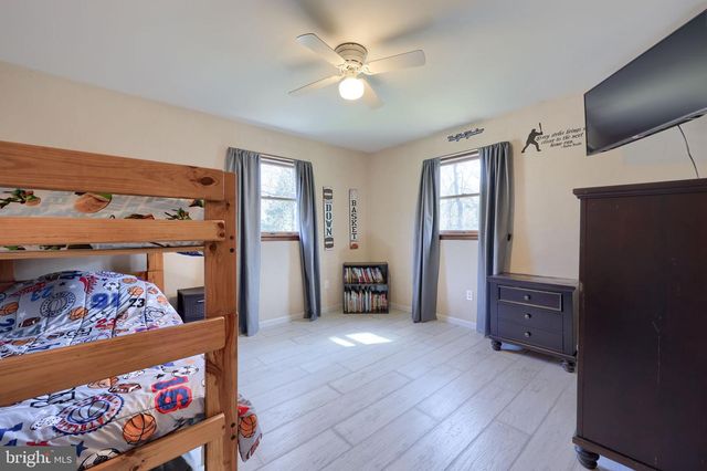 95 VILLAGE RD, Etters, PA 17319