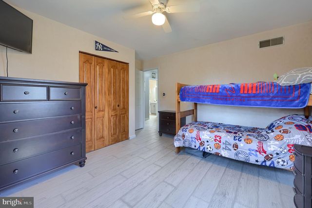 95 VILLAGE RD, Etters, PA 17319