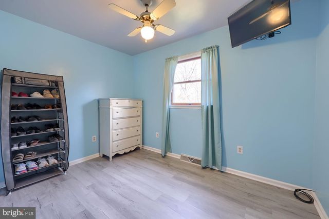 95 VILLAGE RD, Etters, PA 17319