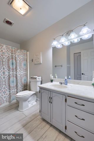 95 VILLAGE RD, Etters, PA 17319