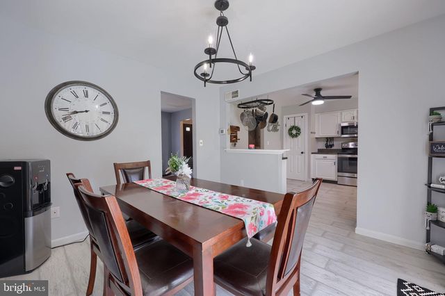 95 VILLAGE RD, Etters, PA 17319