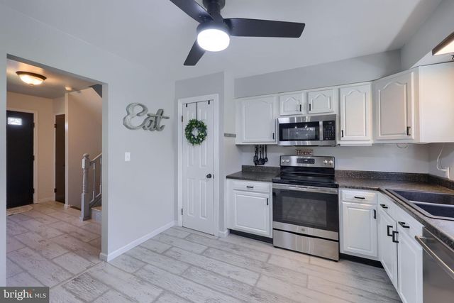 95 VILLAGE RD, Etters, PA 17319