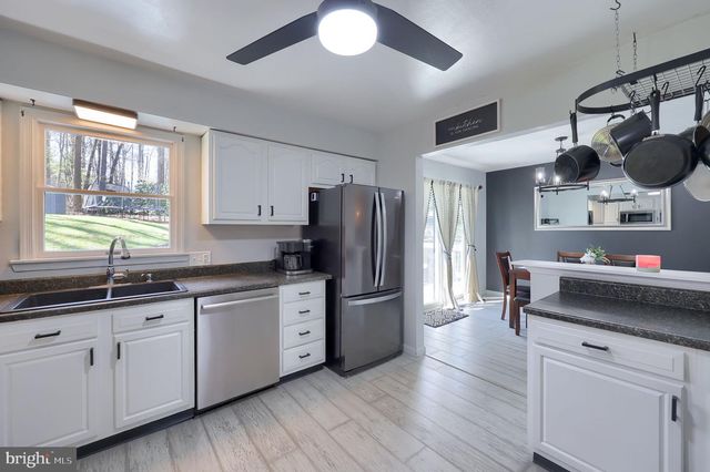 95 VILLAGE RD, Etters, PA 17319