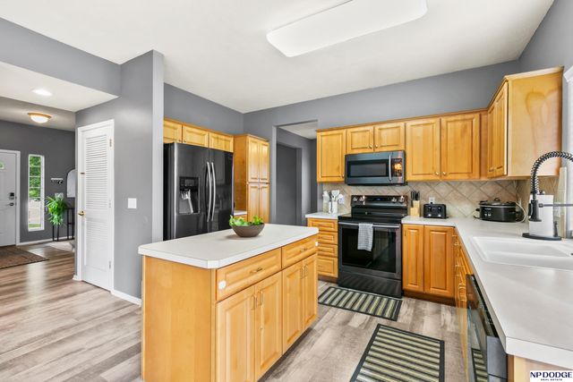 1104 Valleyview Drive, Papillion, NE 68046