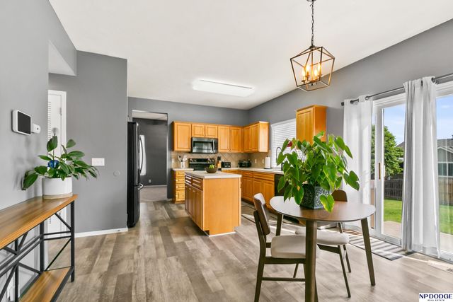 1104 Valleyview Drive, Papillion, NE 68046