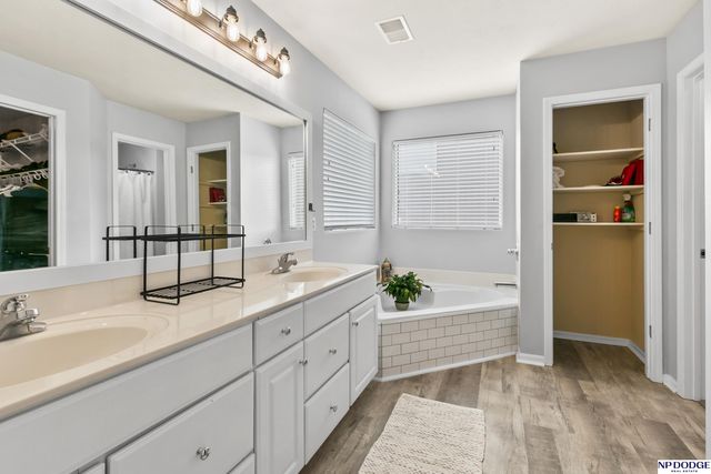 1104 Valleyview Drive, Papillion, NE 68046
