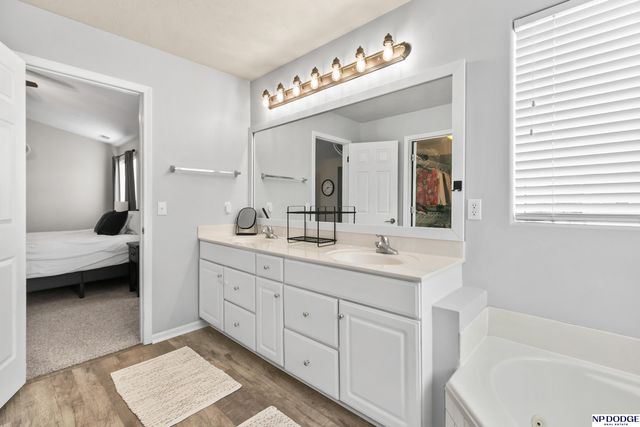1104 Valleyview Drive, Papillion, NE 68046