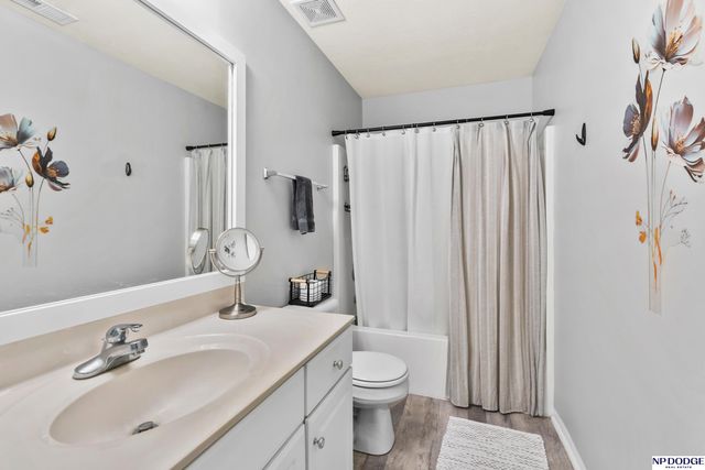1104 Valleyview Drive, Papillion, NE 68046